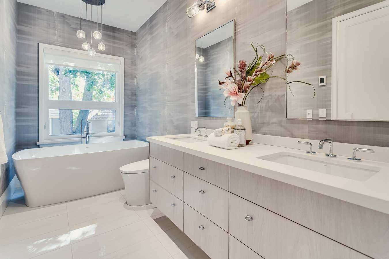 Read more about the article Mastering the Art of Modern Bathrooms: The Role of Technology in Renovations